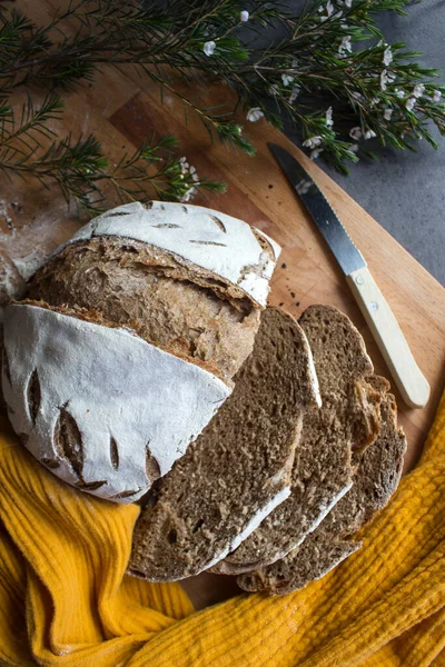 丸い生地のパンが閉じます美しい職人のパンの上からの眺め写真 黄色の生地の背景 健康的な食事のコンセプト — ストック写真