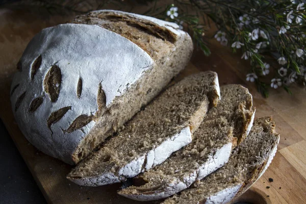 黑麦面团面包片的近照 新鲜烘焙的手工面包 木制背景 生锈的面包质感紧密相连 — 图库照片