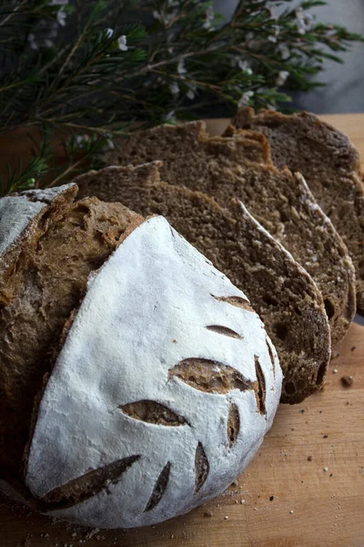 Roggen Sauerteig Brotscheiben Großaufnahme Foto Frisch Gebackenes Handwerkerbrot Auf Holzboden — Stockfoto