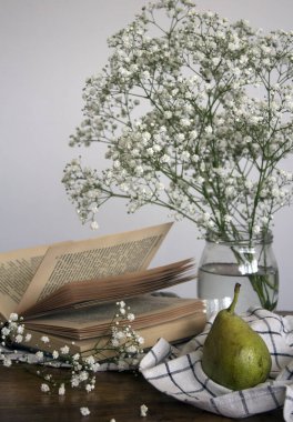 Çiçeklerle ve açık kitaplarla basit bir hayat..