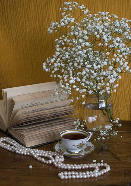 Einfache Komposition Stillleben Mit Kleiner Tasse Tee Aufgeschlagenem Buch Und — Stockfoto