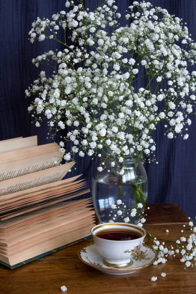Einfache Komposition Stillleben Mit Kleiner Tasse Tee Aufgeschlagenem Buch Und — Stockfoto