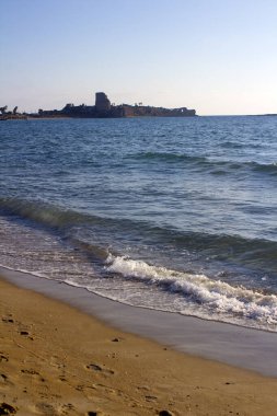 Güzel deniz manzarası. Altın kum plajı. Yaz İdealik Manzarası. Sakin mavi su. Tatil zamanı.. 