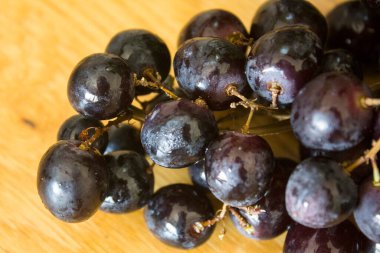 Üzümler fotoğrafı kapatır. Masadaki güzel böğürtlenler. Sağlıklı beslenme konsepti. Yaz meyveleri üst görünümü. 