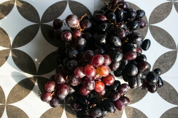 Uvas Pretas Uma Mesa Foto Vista Superior Frutas Frescas Verão — Fotografia de Stock