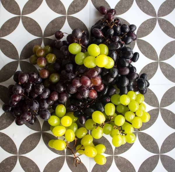 Lindas Uvas Dois Tipos Diferentes Mesa Cozinha Cinza Azulejos Frutas — Fotografia de Stock