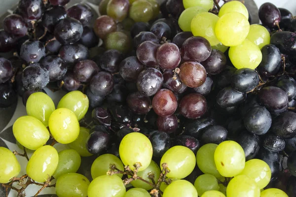 Uvas Verdes Pretas Fecham Foto Frutos Verão Frescos Uma Mesa — Fotografia de Stock