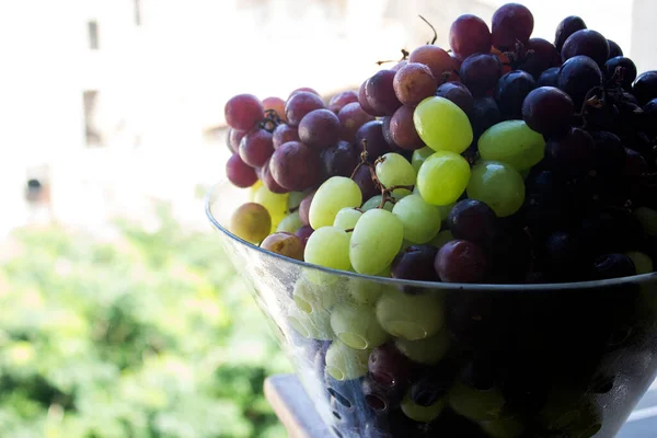 Diferentes Tipos Uvas Vaso Vidro Frutas Verão Fecham Foto Comer — Fotografia de Stock