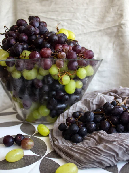 Muita Uva Fresca Uvas Três Tipos Diferentes Vaso Uvas Verdes — Fotografia de Stock