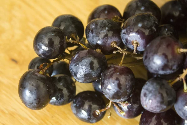 葡萄近照 桌子上有漂亮的黑莓健康饮食的概念 夏日水果头像 — 图库照片