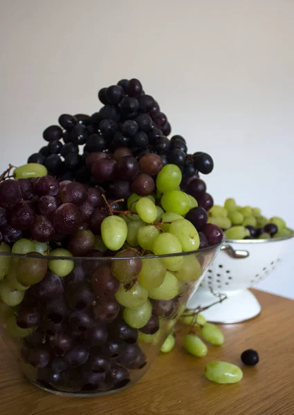 很多新鲜的葡萄 花瓶里有三种不同类型的葡萄 红色和黑色的葡萄近照 桌上的季节性水果 健康饮食概念 — 图库照片