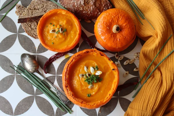 Soupe Courge Musquée Crémeuse Nourrissante Avec Morceau Pain Croustillant Nourriture — Photo