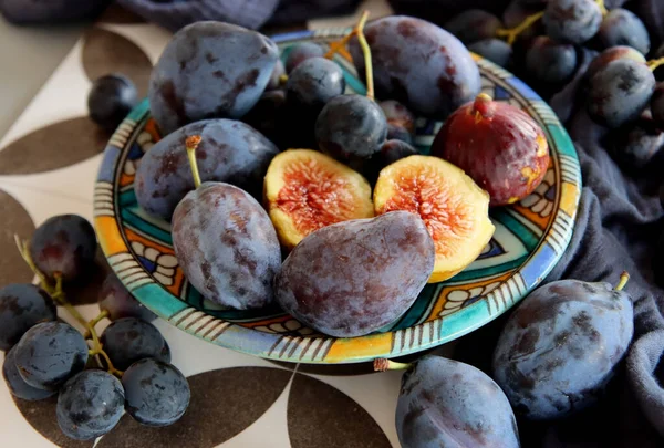 Nature Morte Colorée Avec Des Fruits Prunes Raisins Figues Fermer — Photo