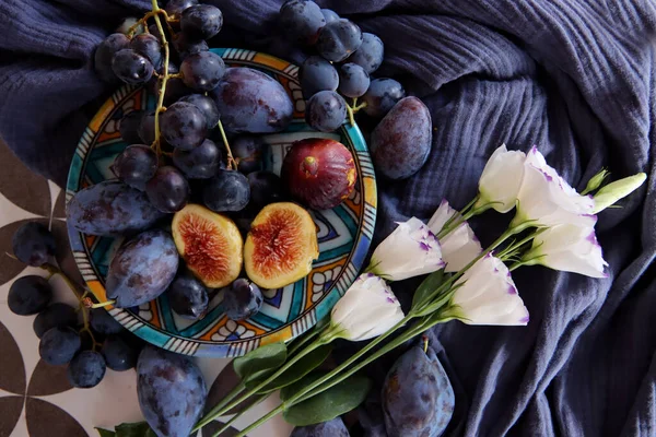 Nature Morte Colorée Avec Des Fruits Prunes Raisins Figues Fermer — Photo