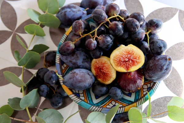 Deliciosas Frutas Verano Plato Bodegón Con Flores Frutas Frescas Higos —  Fotos de Stock