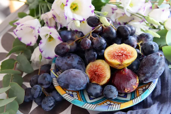Heerlijk Zomerfruit Een Bord Stilleven Met Verse Bloemen Fruit Vijgen — Stockfoto