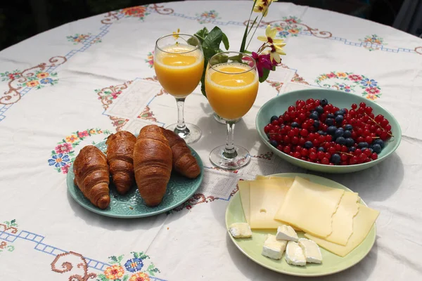 Breakfast Table Freshly Baked Croissants Cheese Red Current Blue Berries — 스톡 사진