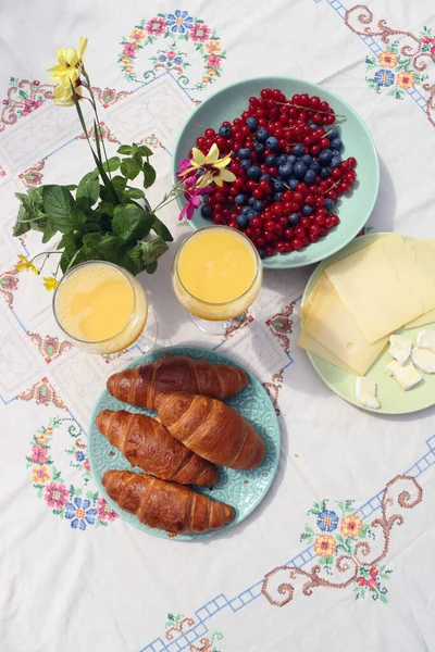 Frühstück Auf Einem Tisch Frisch Gebackene Croissants Käse Roter Strom — Stockfoto