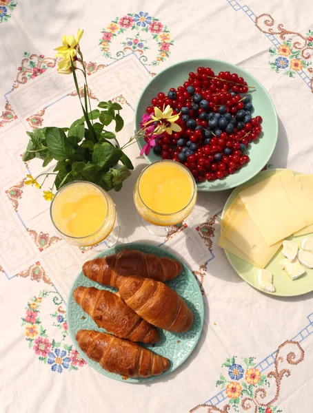 Frühstück Auf Einem Tisch Frisch Gebackene Croissants Käse Roter Strom — Stockfoto