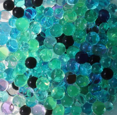 Yeşil ve mavi kabarcıklar. Soyut dokular ve arka plan. Hidrogel tanecikleri fotoğrafı kapatın.. 