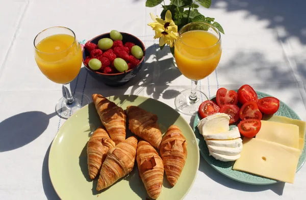 Frühstück Garten Foto Von Der Tischplatte Frischer Orangensaft Käse Croissants — Stockfoto