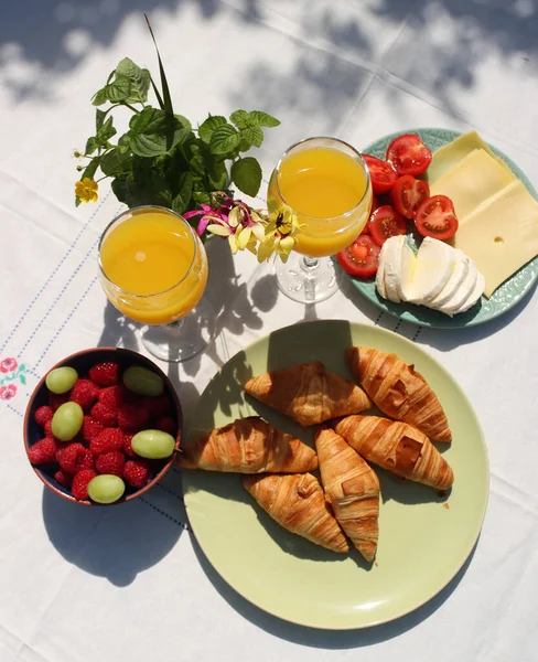Frühstück Garten Foto Von Der Tischplatte Frischer Orangensaft Käse Croissants — Stockfoto