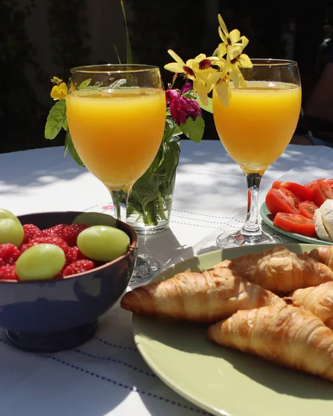 Frühstück Garten Foto Von Der Tischplatte Frischer Orangensaft Käse Croissants — Stockfoto