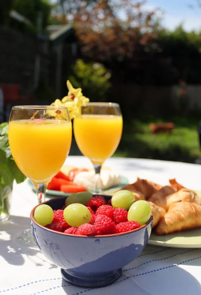 Colazione Giardino Tabella Foto Vista Dall Alto Succo Arancia Fresco — Foto Stock