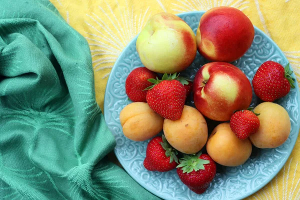 Frisches Obst Auf Dem Tisch Bio Saftige Sommerfrüchte Und Beeren — Stockfoto