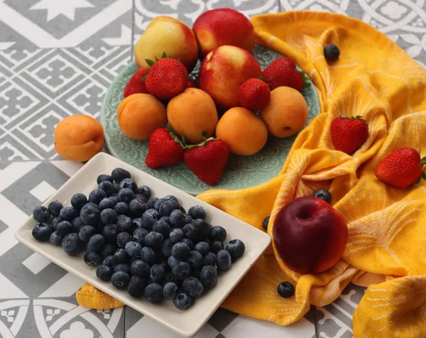 Frutos Frescos Uma Mesa Frutas Bagas Verão Suculentas Orgânicas Nectarinas — Fotografia de Stock