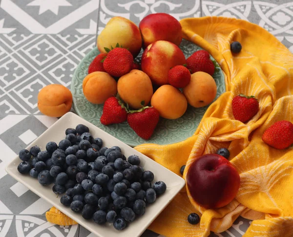 Frutas Frescas Bagas Uma Mesa Frutas Verão Suculentas Ainda Vida — Fotografia de Stock