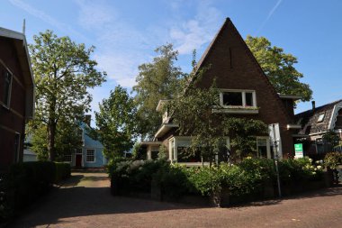 Otantik Hollanda mimarisi. Hollanda 'nın geleneksel binaları. Şehir manzaralı şirin bir fotoğraf. Avrupa 'da yaz. 