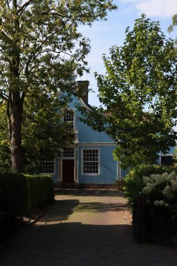 Otantik Hollanda mimarisi. Hollanda 'nın geleneksel binaları. Şehir manzaralı şirin bir fotoğraf. Avrupa 'da yaz. 