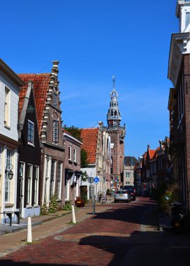 Monnickendam, Kuzey Hollanda, Hollanda. Hollanda 'nın güzel sokakları: şirin evler, kilise, mavi gökyüzü. Hollanda 'nın mimarisi..  
