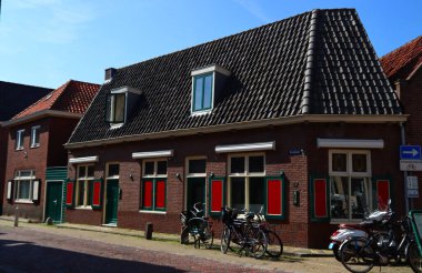 Otantik Hollanda mimarisi. Hollanda 'nın geleneksel binaları. Şehir manzaralı şirin bir fotoğraf. Avrupa 'da yaz. 