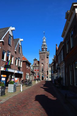 Monnickendam, Kuzey Hollanda, Hollanda. Hollanda 'nın güzel sokakları: şirin evler, kilise, mavi gökyüzü. Hollanda 'nın mimarisi..  