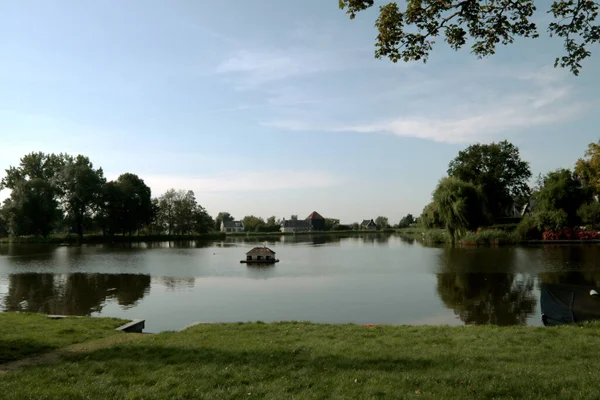 Stor Sjö Stadspark Lugnt Vatten Blå Himmel Träd Broek Waterland — Stockfoto