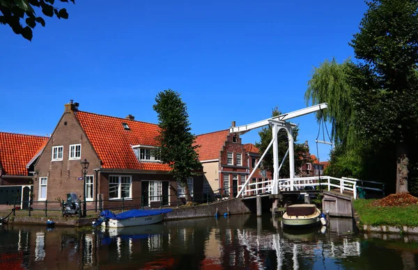 Piękne Holenderskie Miasto Wodzie Klasyczna Holenderska Architektura Słoneczny Widok Miasto — Zdjęcie stockowe