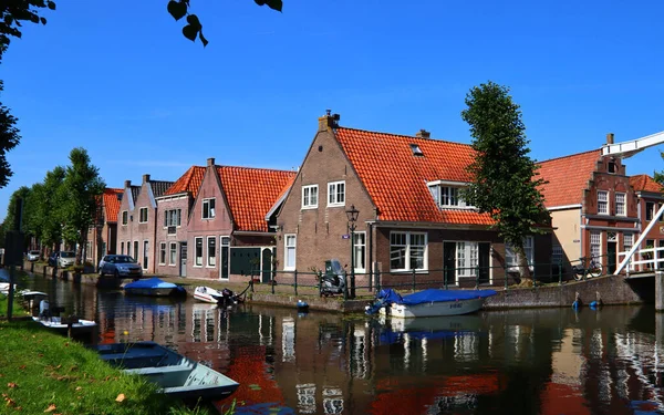 Όμορφη Ολλανδική Πόλη Στο Νερό Κλασική Ολλανδική Αρχιτεκτονική Ηλιόλουστη Θέα — Φωτογραφία Αρχείου