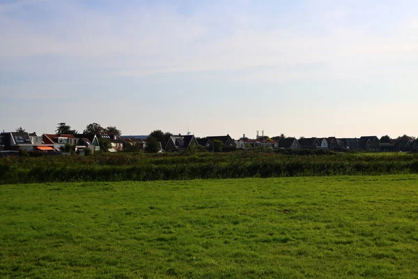 Countryside Scenery Green Lawn Wooden Houses Trees Sunny Day Photo — Stock Photo, Image