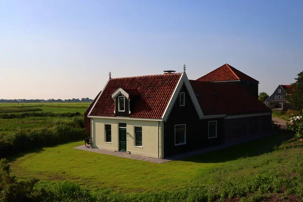 Casa Campo Holandesa Campo Paredes Brancas Telhado Azulejos Vermelhos Grama — Fotografia de Stock