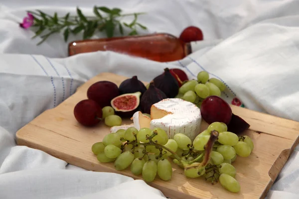 Wooden Board Cheese Grapes Figs Bottle Wine White Tablecloth Picnic — Stock Photo, Image