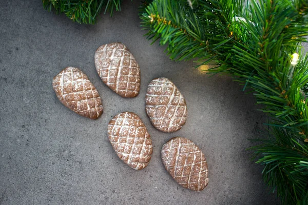 圣诞饼干近照 杉树分枝 茴香星 肉桂棒松果形饼干 — 图库照片