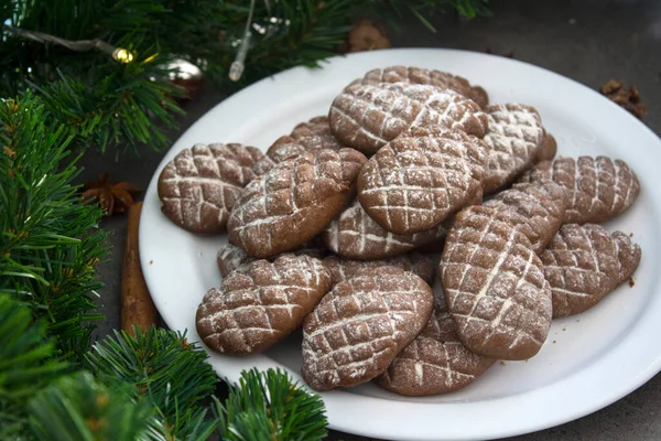 Schokoladenkekse Auf Einem Weißen Teller Weihnachtsgebäck Aus Nächster Nähe Foto — Stockfoto