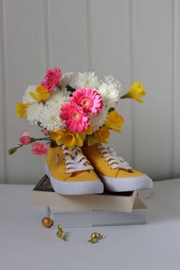 Pembe arka planda nergisler ve gerberalar.