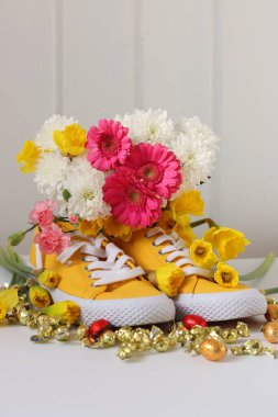 Pembe arka planda nergisler ve gerberalar.