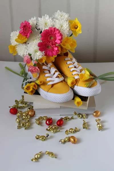 Pembe arka planda nergisler ve gerberalar.