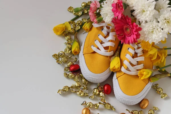 Pembe arka planda nergisler ve gerberalar.