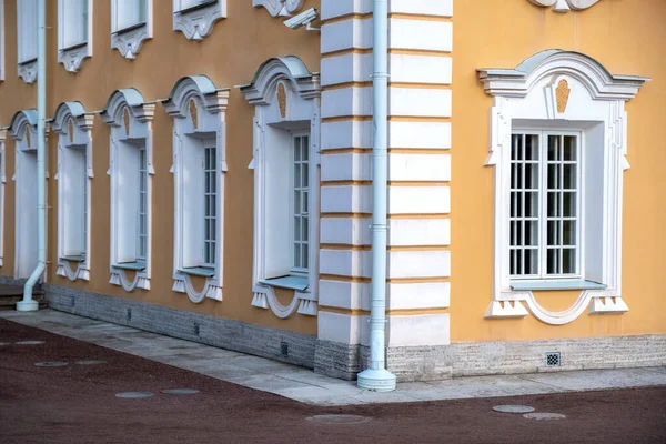 Klasik tarzda eski bir bina. Klasik mimarinin güzel bir örneği. Bazı yıpranmış eski evleri görebilirsiniz. Taş duvarlar, beyaz ahşap çerçeveli pencereler..