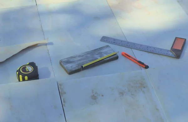Εργαλεία Μαρμάρινου Δαπέδου Μολύβια Ακονόπετρα Χάρακα Τετραγωνικά Μέτρα — Φωτογραφία Αρχείου